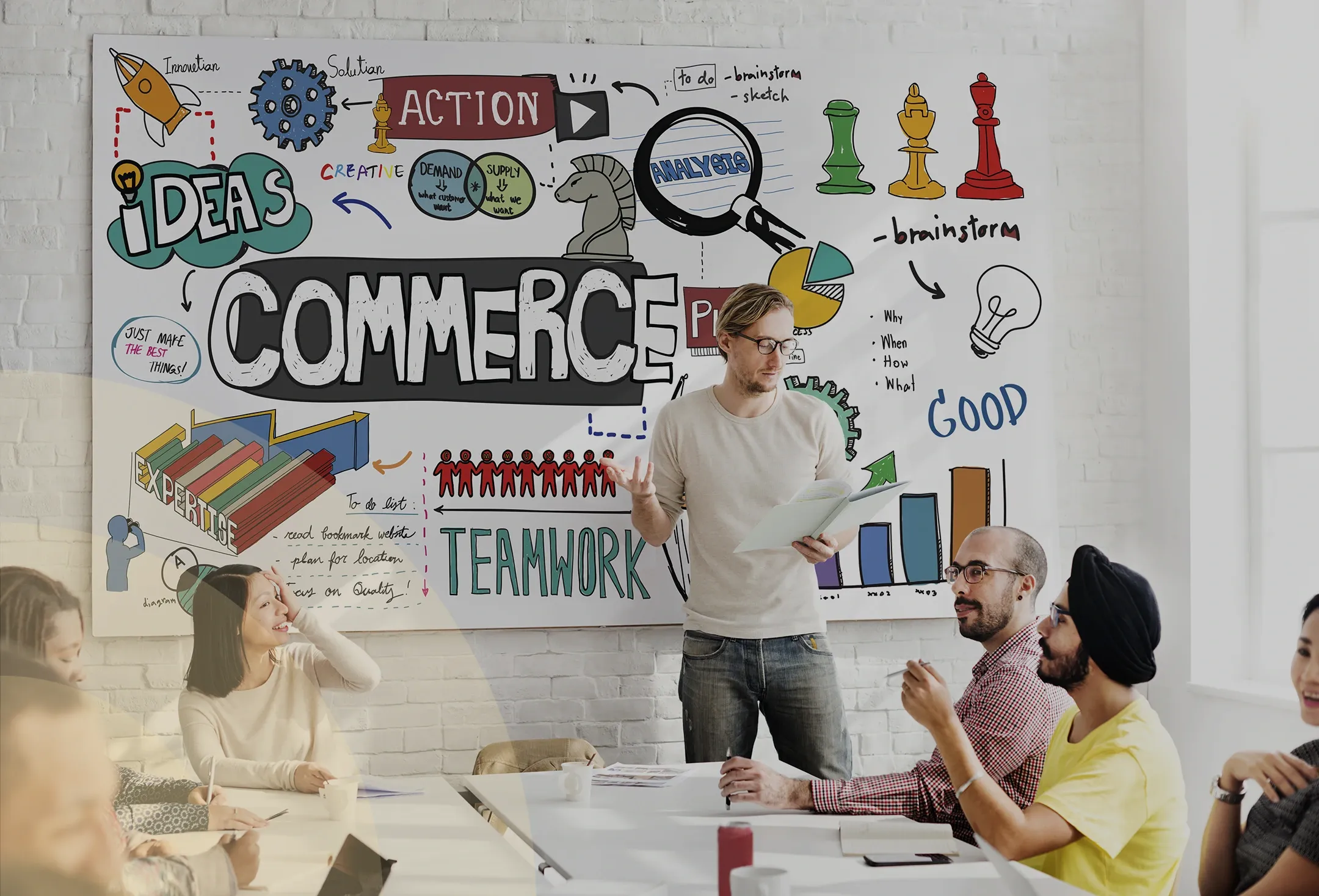 Equipo instalando señalización en empresa