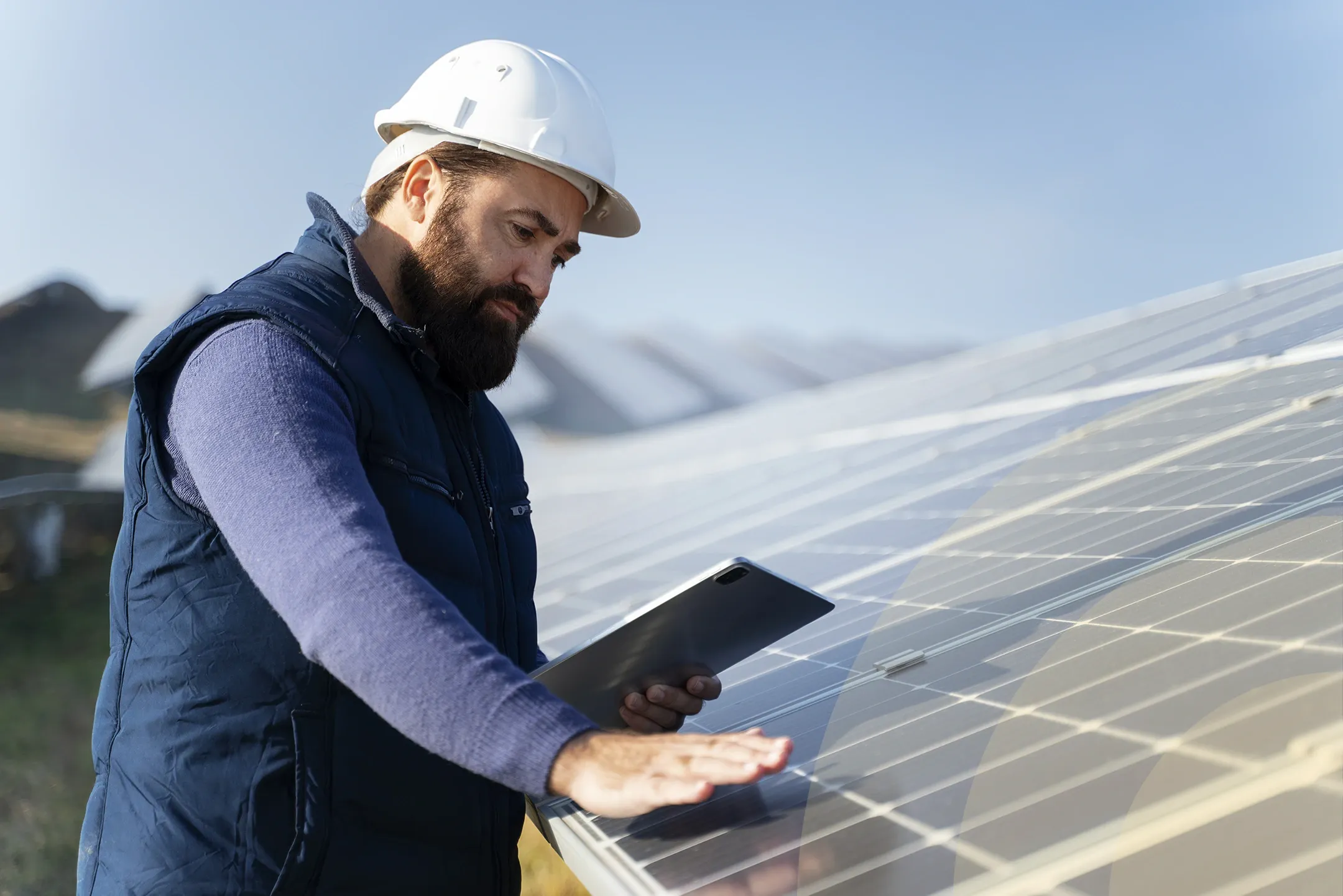Técnico dando mantenimiento a panel solar